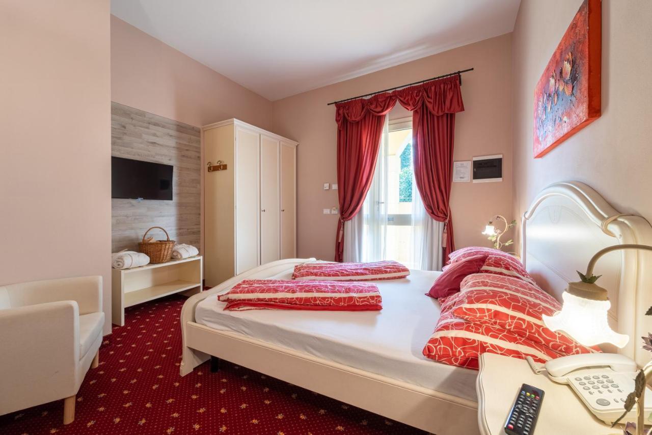 Borgo Dei Poeti Romantik Hotel มาแนร์บา เดล การ์ดา ภายนอก รูปภาพ