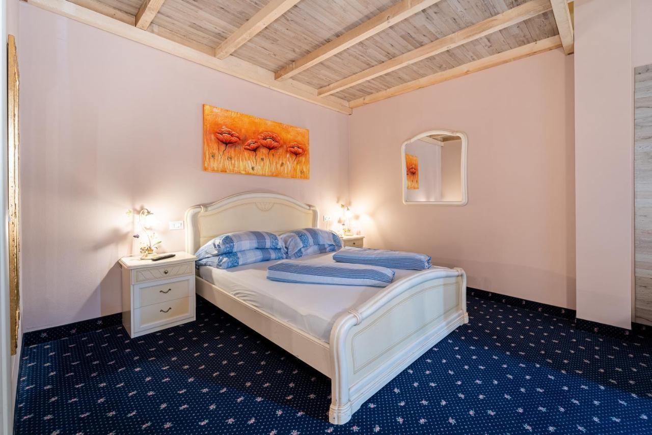 Borgo Dei Poeti Romantik Hotel มาแนร์บา เดล การ์ดา ภายนอก รูปภาพ