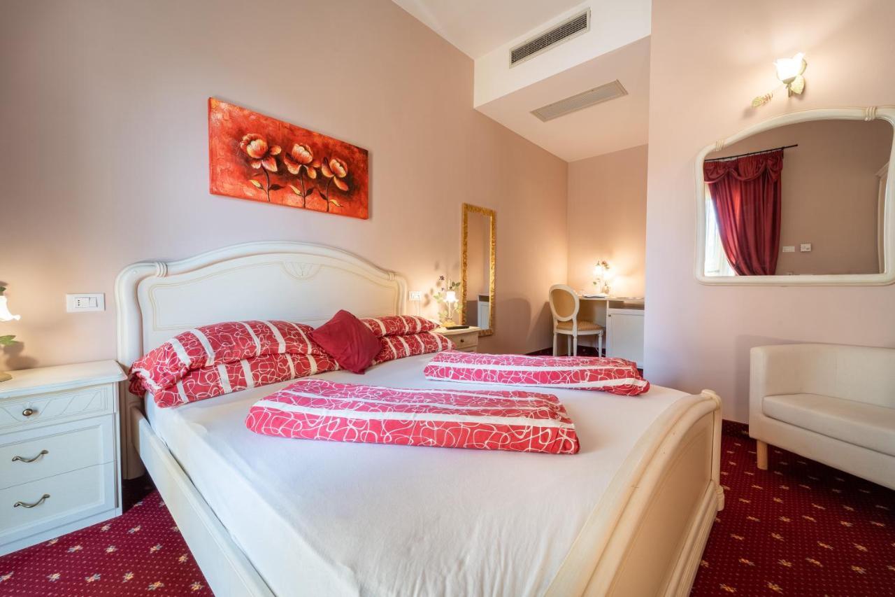 Borgo Dei Poeti Romantik Hotel มาแนร์บา เดล การ์ดา ภายนอก รูปภาพ