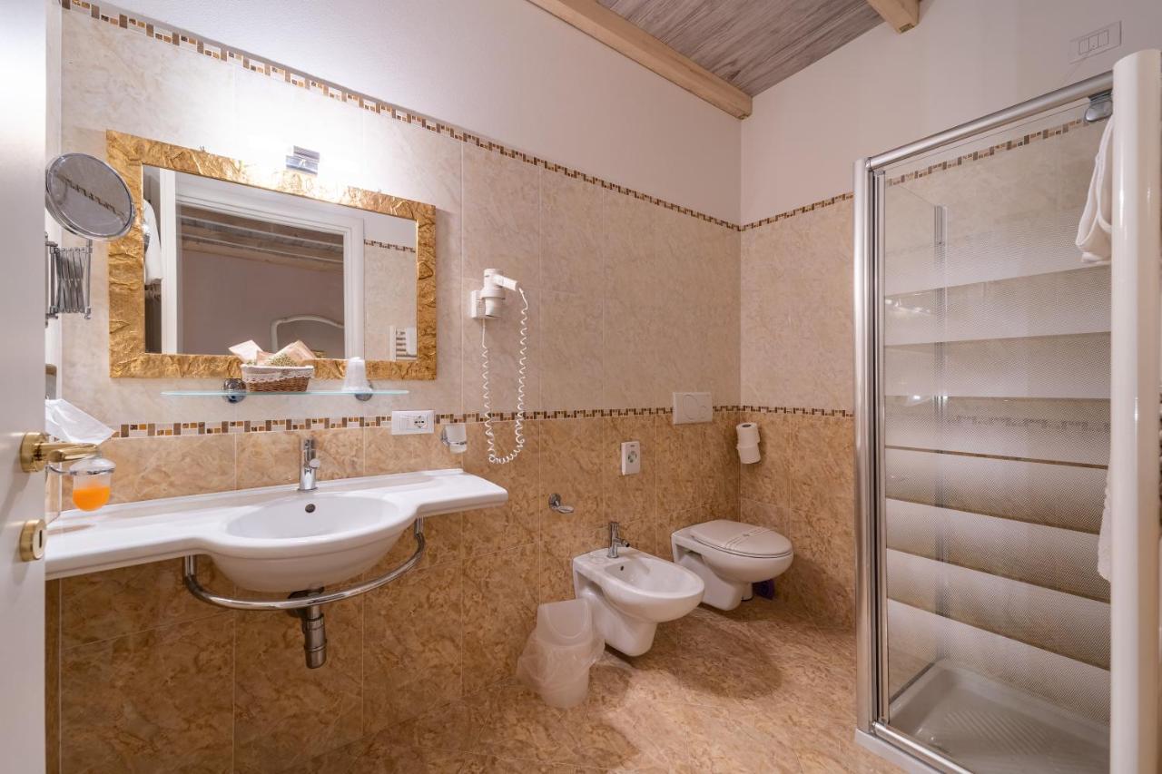 Borgo Dei Poeti Romantik Hotel มาแนร์บา เดล การ์ดา ภายนอก รูปภาพ