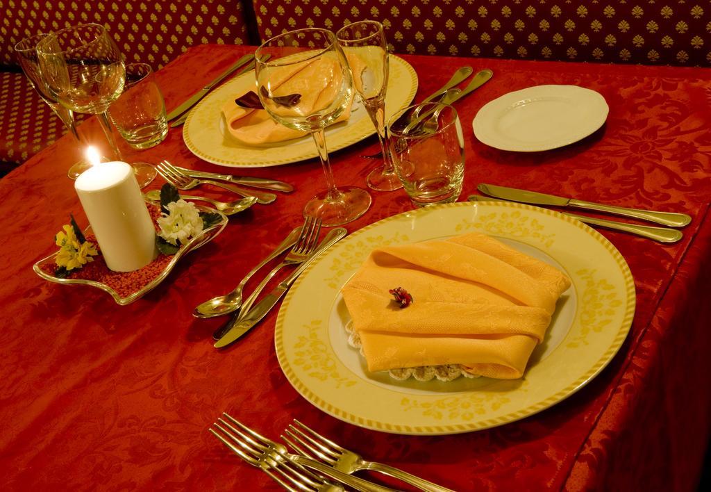 Borgo Dei Poeti Romantik Hotel มาแนร์บา เดล การ์ดา ภายนอก รูปภาพ