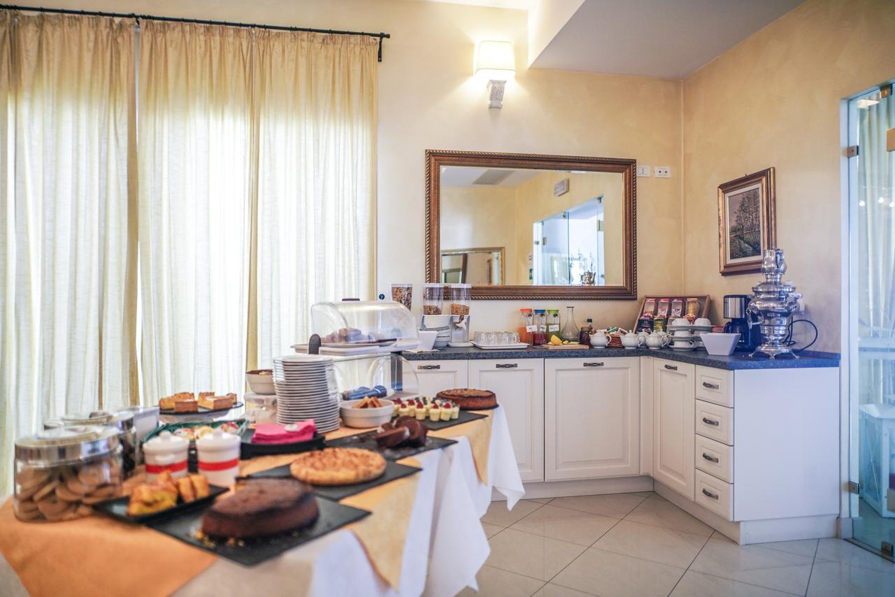 Borgo Dei Poeti Romantik Hotel มาแนร์บา เดล การ์ดา ภายนอก รูปภาพ