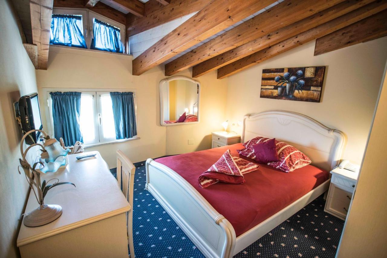 Borgo Dei Poeti Romantik Hotel มาแนร์บา เดล การ์ดา ภายนอก รูปภาพ