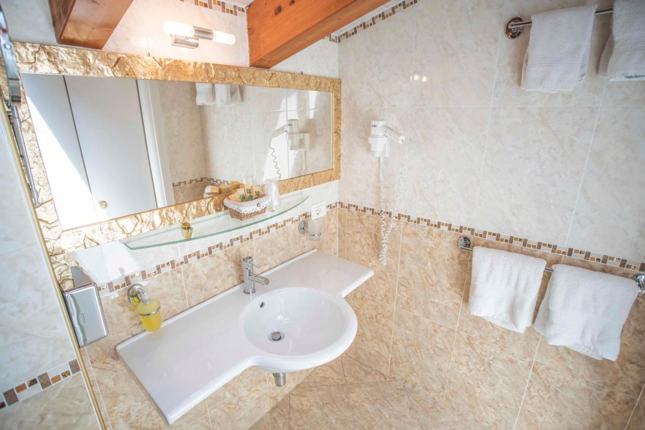 Borgo Dei Poeti Romantik Hotel มาแนร์บา เดล การ์ดา ภายนอก รูปภาพ